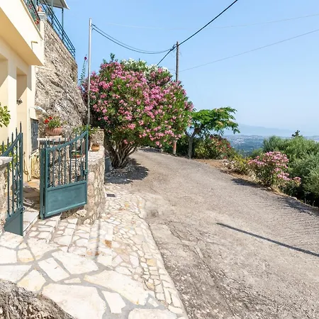 Mountain Retreat With Sea View Apartmán