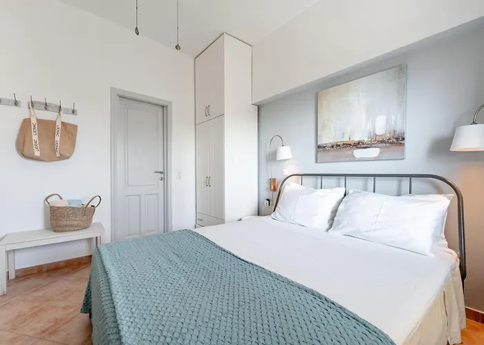 Mountain Retreat With Sea View 아파트