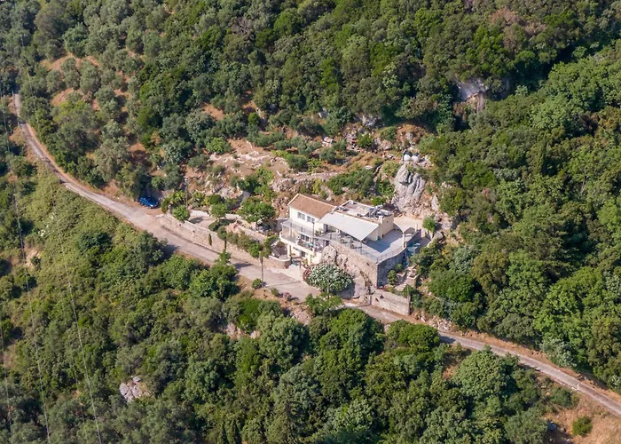 Mountain Retreat With Sea View 아파트 *